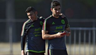 Orbelín Pineda y Rodolfo Pizarro, en una práctica con el Tricolor