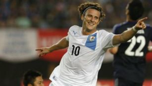 Diego Forlán celebra anotación durante partido