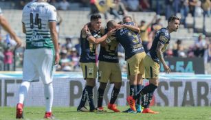 Jugadores de Pumas festejan un gol frente a Santos