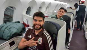 Néstor Araujo y César Montes en el vuelo rumbo a Ámsterdam