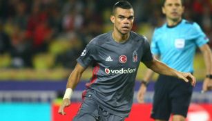 Pepe disputa un juego de Champions League con el Besiktas