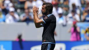 Andrea Pirlo aplaude durante un juego con el  New York City FC 