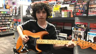 Michael Wolfhard sosteniendo una guitarra