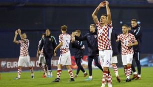 Lovren y otros jugadores croatas celebran la victoria frente a Grecia