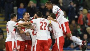 Seleccionado suizos celebran su gol frente a Irlanda de Norte