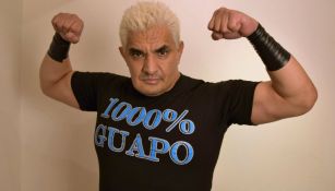 Shocker posa para el Consejo Mundial de Lucha Libre