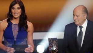 Hope Solo y Joseph Blatter durante la entrega del Balón de Oro