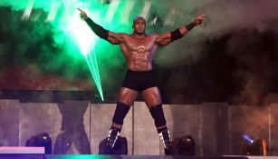 Lashley hace su entrada en Impact