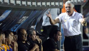 Tuca Ferretti en un partido de Tigres