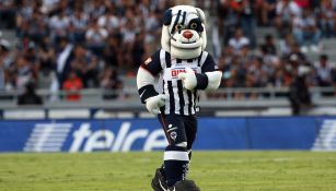 Monty, la mascota de Rayados en un partido 