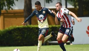 Gerson Torres (izq.) en un Clásico Nacional Sub 20