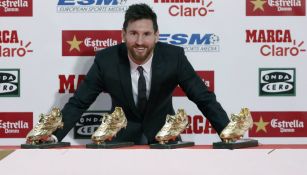 Messi posa con sus trofeos 