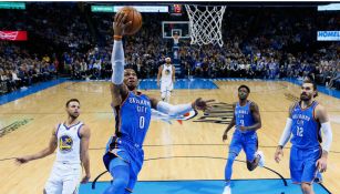 Russell Westbrook clava el balón ante la mirada de sus compañeros