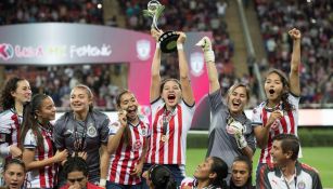 Norma Palafox, sosteniendo el trofeo de campeona