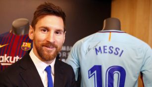 Lionel Messi sonríe después de firmar su renovación