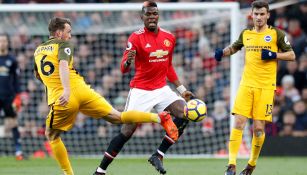 Pogba pelea un esférico en Old Trafford 