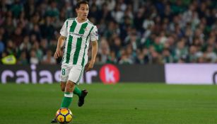 Guardado, con la posesión del balón vs Girona 