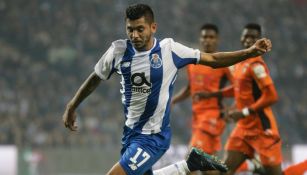 Tecatito Corona disputa un balón en un juego con el Porto