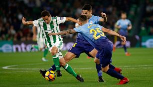 Guardado controla el balón frente al Girona