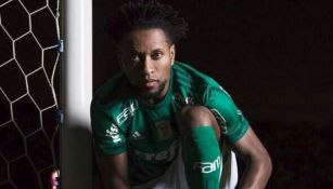 Zé Roberto posando para un promocional de Palmeiras