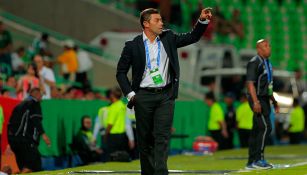 Caixinha observa un partido de Santos Laguna