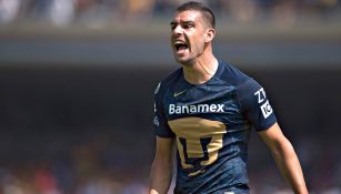 Gerardo Alcoba regaña a sus compañeros en un duelo de Pumas