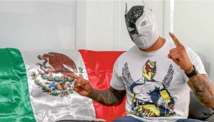 Sin Cara posa con la bandera de México para la lente de RÉCORD