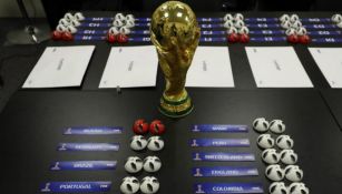 Copa del Mundo con las bolas del sorteo de Mundial de Rusia 2018