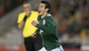 Hirving Lozano celebra una anotación con el Tri