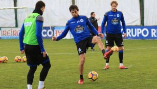 Alejandro Arribas domina el balón durante el entrenamiento