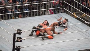 AJ Styles le aplica una llave a Jinder Mahal 