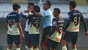 Jugadores de América reclaman al silbante 