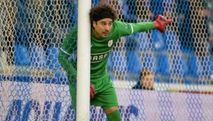 Guillermo Ochoa se prepra para defender su portería