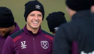 Javier Hernández luce muy feliz en una práctica con los Hammers