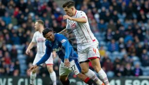 Carlos Peña disputa un balón en el juego entre Rangers y Ross County