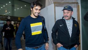 Arribas, junto a Pedro Arce en el aeropuerto de la CDMX