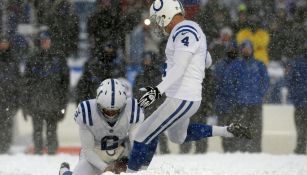 Adam Vinatieri patea el balón para el punto extra del empate