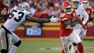 Kareem Hunt (27) se escapa de la marca de NaVorro Bowman (53)