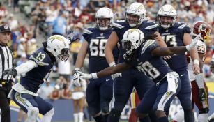 Melvin Gordon celebra con Keenan Allen después de anotar un touchdown