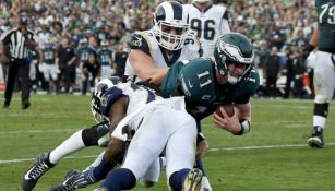 Carson Wentz es tacleado en el juego contra Rams 