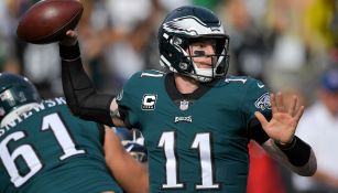 Carson Wentz lanza un pase en el partido contra Rams