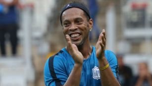 Ronaldinho aplaude durante un partido benéfico