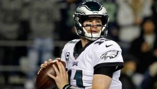 Carson Wentz apunto de lanzar el balón en un juego con los Eagles