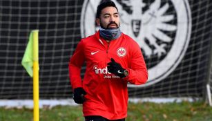 Marco Fabián trota durante entrenamiento del Eintracht 