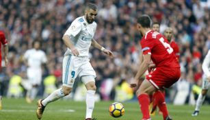 Benzema conduce el balón en el juego contra el Sevilla en La Liga