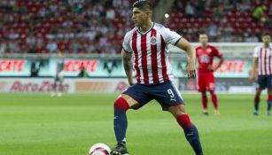 Alan Pulido conduce el balón durante un partido con Chivas