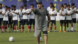 Maradona, durante un taller para jóvenes futbolistas