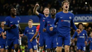 Marcos Alonso celebra gol con el Chelsea