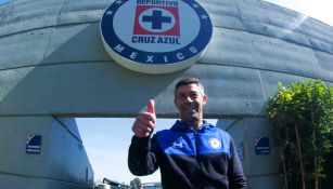 Caixinha sonríe afuera de La Noria