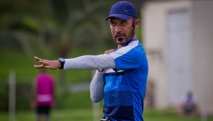 Gerardo Galindo dirige un entrenamiento de Querátaro